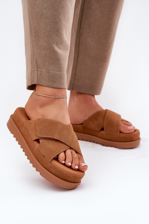 Pantofole da donna con una piattaforma Z Przeplatającymi Się Paskami colore marrone Rinasara