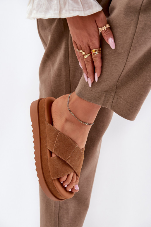 Pantofole da donna con una piattaforma Z Przeplatającymi Się Paskami colore marrone Rinasara