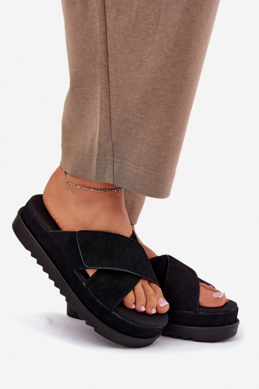 Pantofole da donna con una piattaforma Z Przeplatającymi Się Paskami colore nero Rinasara