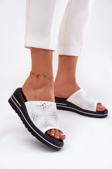 Pantofole in pelle Femminile Su un cuneo Vinceza 41477 Colore bianco