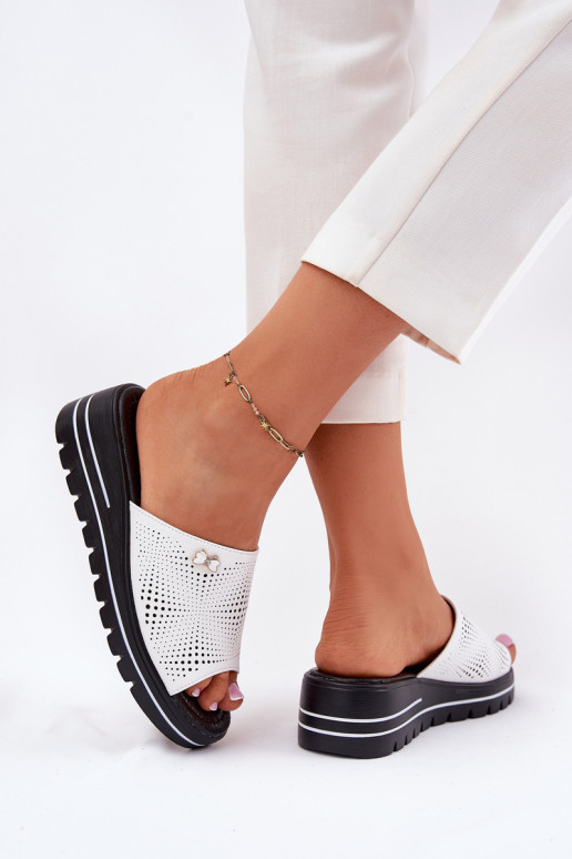 Pantofole in pelle Femminile Su un cuneo Vinceza 41477 Colore bianco