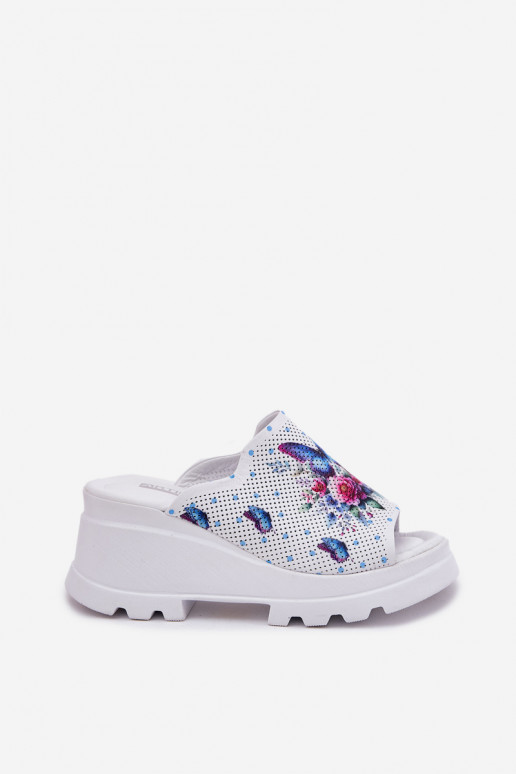 Pantofole in pelle Femminile Su un cuneo Artiker 56C0428 Colore bianco