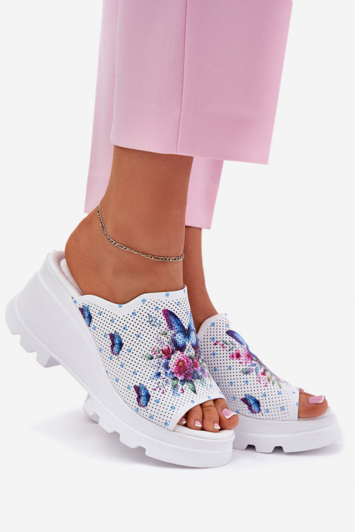 Pantofole in pelle Femminile Su un cuneo Artiker 56C0428 Colore bianco