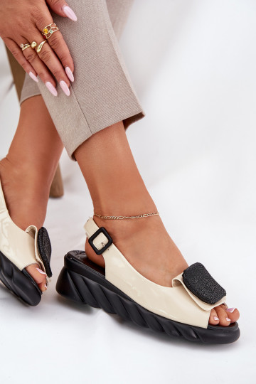 Pelle Sandali laccati da donna Su un cuneo con decorazione Artiker 56C1567 beige