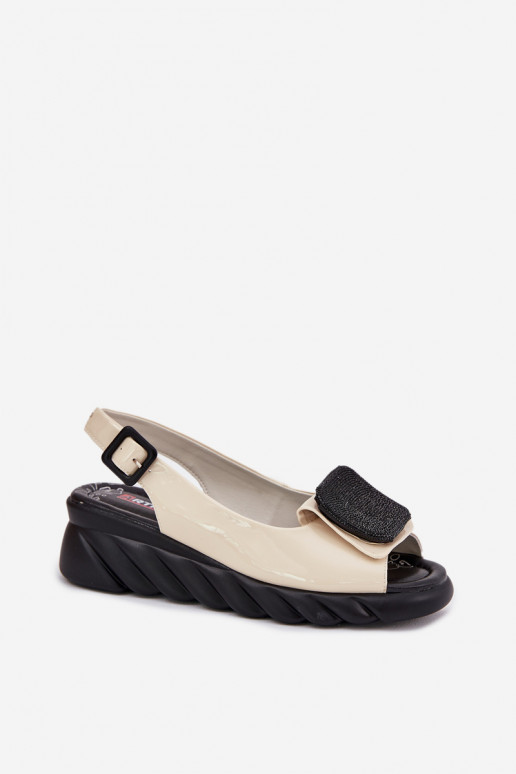 Pelle Sandali laccati da donna Su un cuneo con decorazione Artiker 56C1567 beige