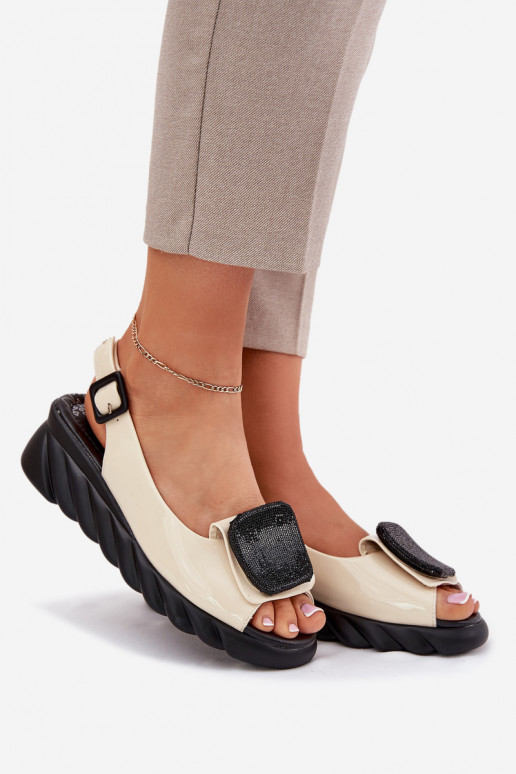 Pelle Sandali laccati da donna Su un cuneo con decorazione Artiker 56C1567 beige