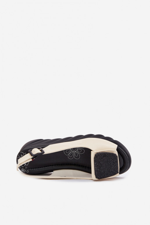 Pelle Sandali laccati da donna Su un cuneo con decorazione Artiker 56C1567 beige