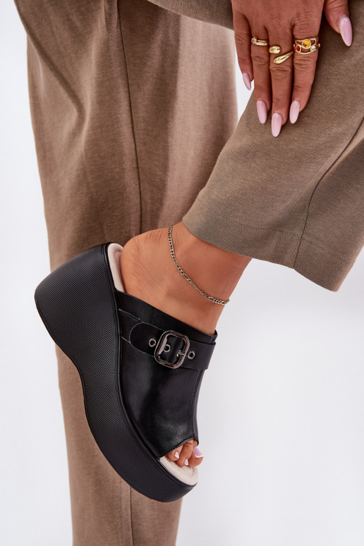 Pantofole in pelle Femminile con una piattaforma I Koturnie con fibbie S.Barski LR51-542 colore nero