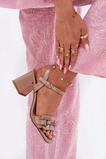 Pelle Sandali laccati da donna con i tacchi beige Mevonelle 2