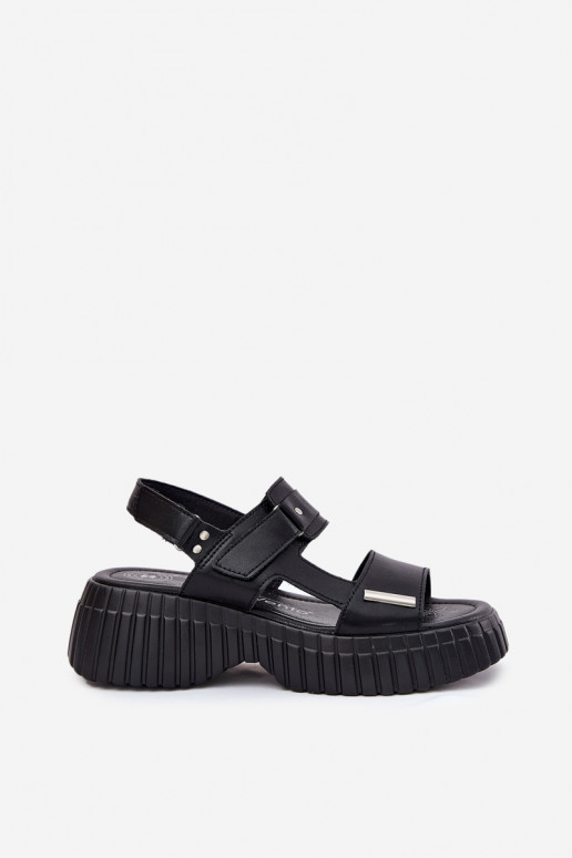 Sandali da donna Femminile con una piattaforma colore nero Mertella Sandali da donna Femminile con una piattaforma colore nero Mertella