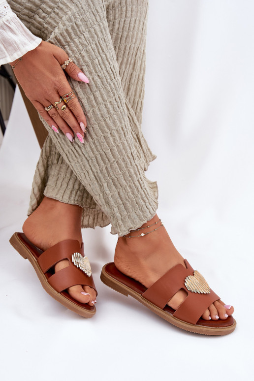 Pantofole da donna con tacchi larghi con dettagli dorati colore marrone Karinma Pantofole da donna con tacchi larghi con dettagli dorati colore marrone Karinma