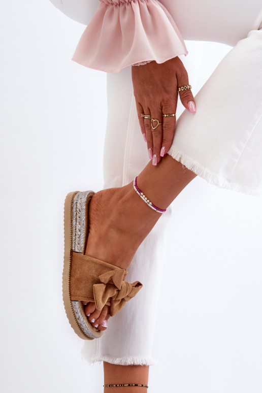 Femminile Pantofole con una piattaforma con nastri colore marrone Aflia Femminile Pantofole con una piattaforma con nastri colore marrone Aflia