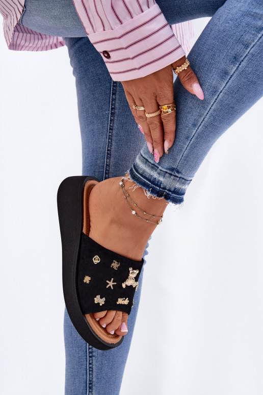 Pantofole da donna in pelle scamosciata Z Przypinkami Vinceza 66741 colore nero