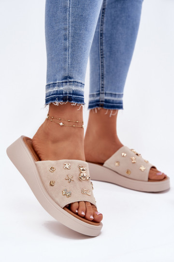 Pantofole da donna in pelle scamosciata Z Przypinkami Vinceza 66741 beige