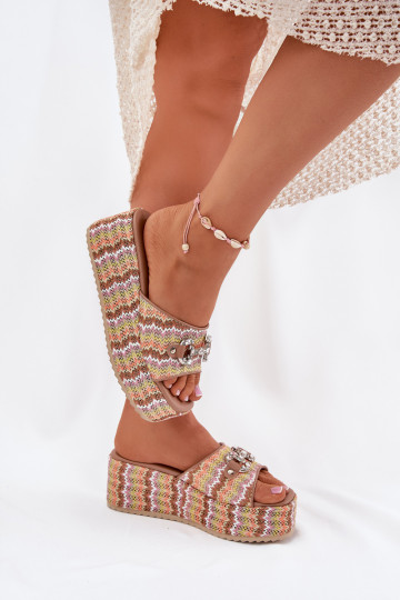 Pantofole da donna con piattaforma e elementi intrecciati e decorazione Isolene di vari colori