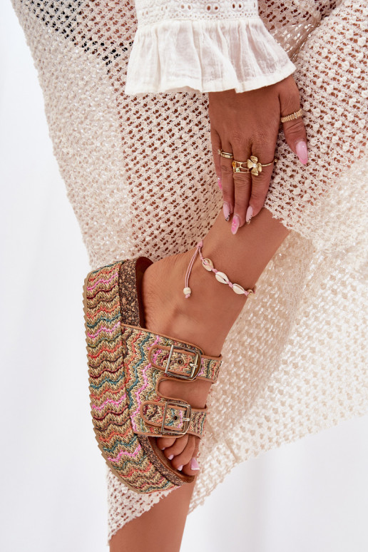 Pantofole da donna con una piattaforma Con treccia I con fibbiemi Colori differenti Eradriana Pantofole da donna con una piattaforma Con treccia I con fibbiemi Colori differenti Eradriana