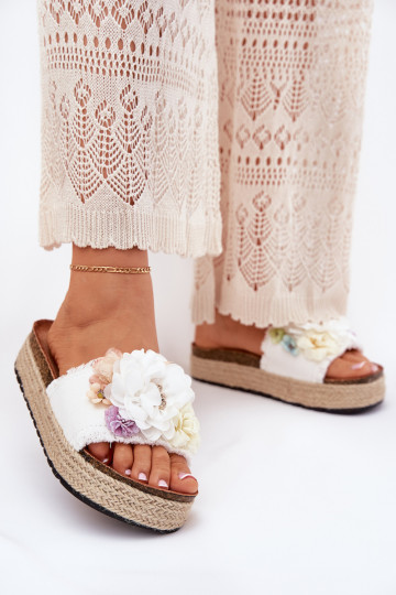 Pantofole con fiori e piattaforma e dettagli intrecciati Zenvanis bianco