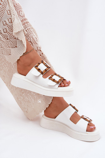 Pantofole in pelle sintetica con plateau e fibbie Xanivia bianche