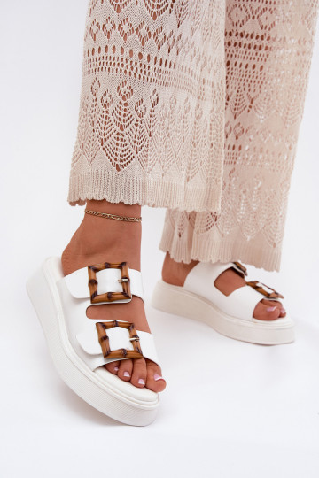Pantofole in pelle sintetica con plateau e fibbie Xanivia bianche 2