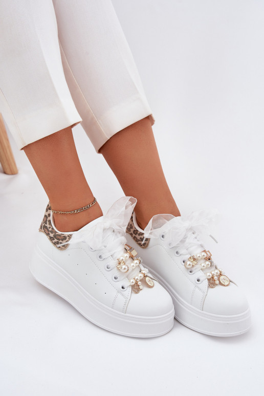 Scarpe modello sneakers Femminile con una piattaforma Z Przypinkami Colore bianco con motivi di pelliccia di leopardo Ocerdia