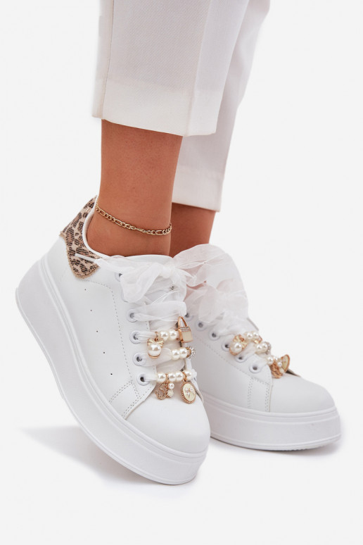 Scarpe modello sneakers Femminile con una piattaforma Z Przypinkami Colore bianco con motivi di pelliccia di leopardo Ocerdia