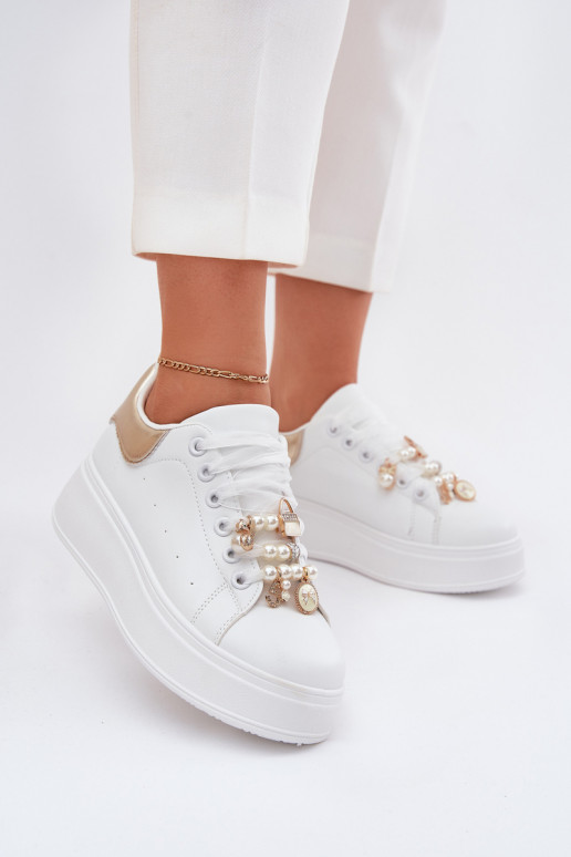 Scarpe modello sneakers Femminile con una piattaforma Z Przypinkami Bianco-colore dorato Ocerdia