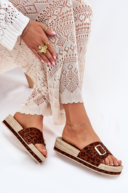 Pantofole da donna con una piattaforma con fibbie dorate con motivi di pelliccia di leopardo Selira