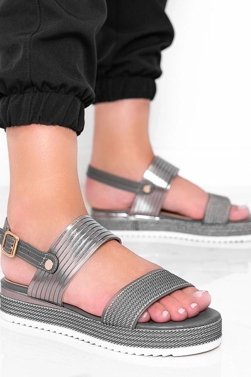 Sandali grigi su suola spessa,...