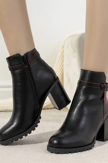 Stivali neri isolati con...