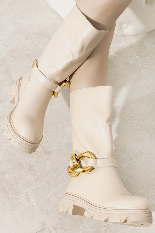 Stivaletti beige isolati con catena...