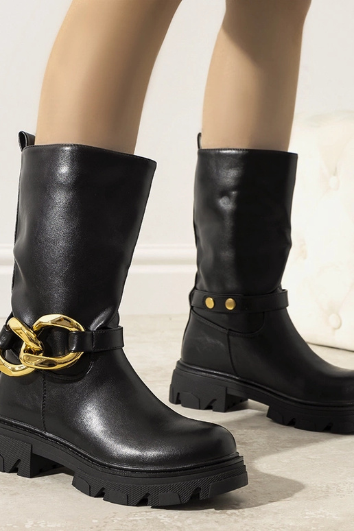 Stivaletti neri isolati con catena...