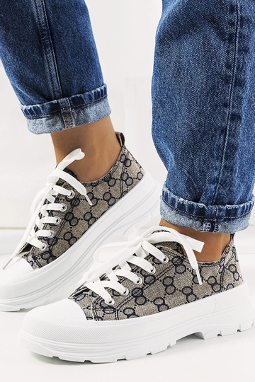 Scarpe blu e color sabbia,...