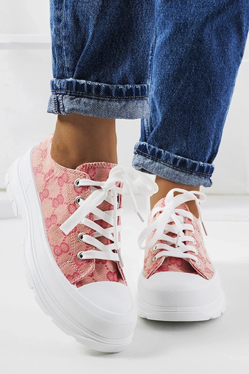 Scarpe rosa e color sabbia,...