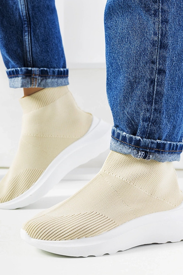 Le sneakers alte beige di Jennifer 2
