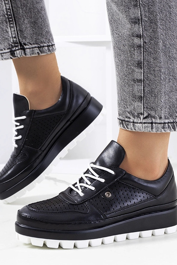 Scarpe sportive nere con trafori, „Assels" 2