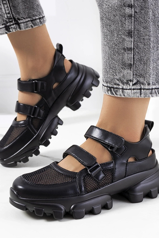 Scarpe sportive nere su suola...