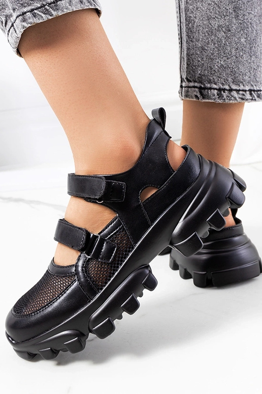 Scarpe sportive nere su suola...