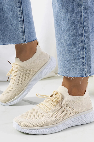 Le scarpe da ginnastica beige di Michael 2