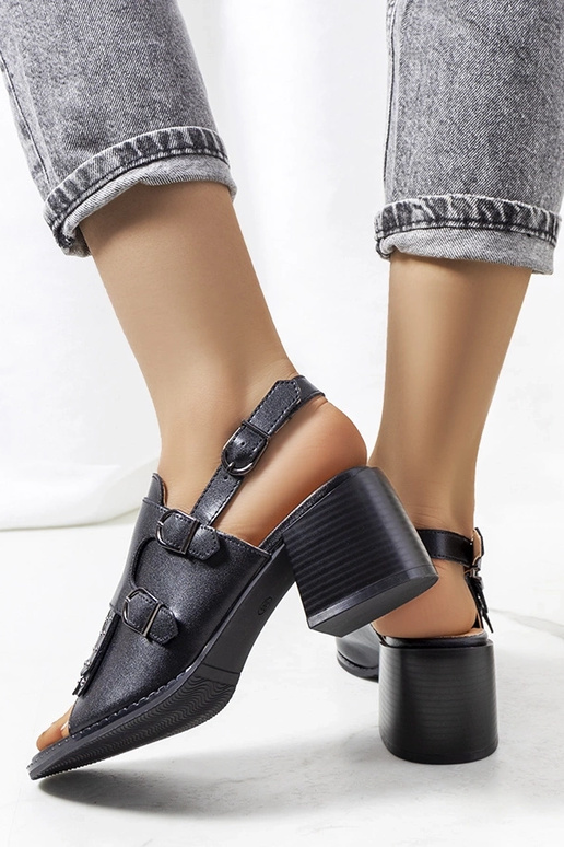 Sandali in pelle nera con tomaia Zand