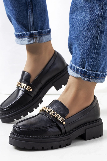 Mocassini neri su suola...