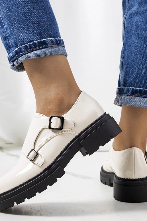 Scarpe in vernice beige Valks