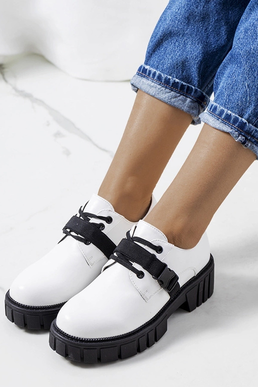 Scarpe bianche con suola da trattore...