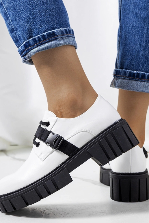 Scarpe bianche con suola da trattore...