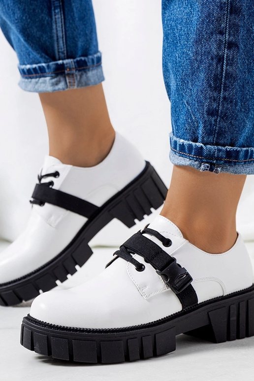 Scarpe bianche con suola da trattore...