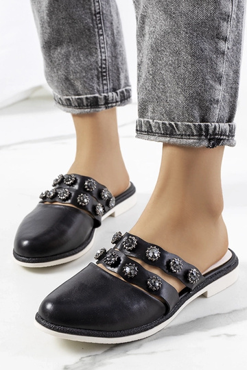 Infradito nere con borchie...