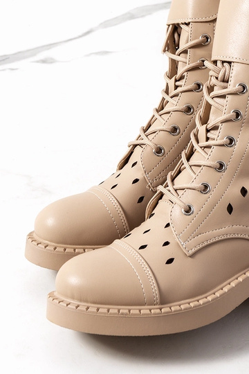 Stivaletti beige traforati... 2