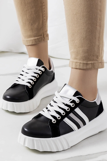 Sneakers nere con plateau...