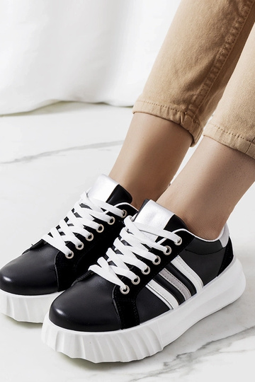 Sneakers nere con plateau... 2