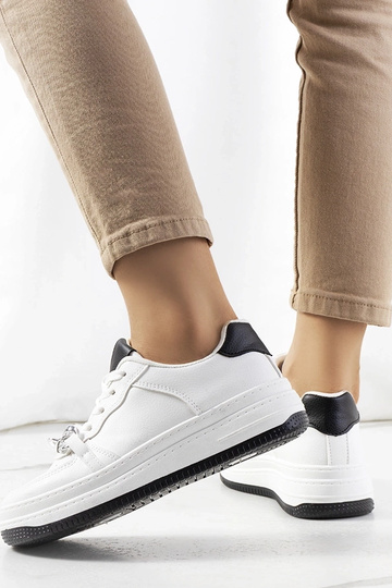 Sneakers bianche con catena...