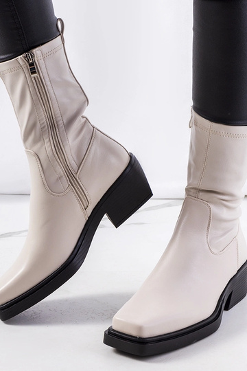 Stivaletti beige con tacco... 2